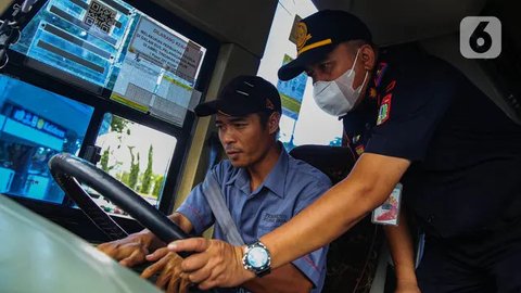 FOTO: Jelang Natal dan Tahun Baru, Terminal Kalideres Cek Kelaikan Jalan Bus-Bus AKAP