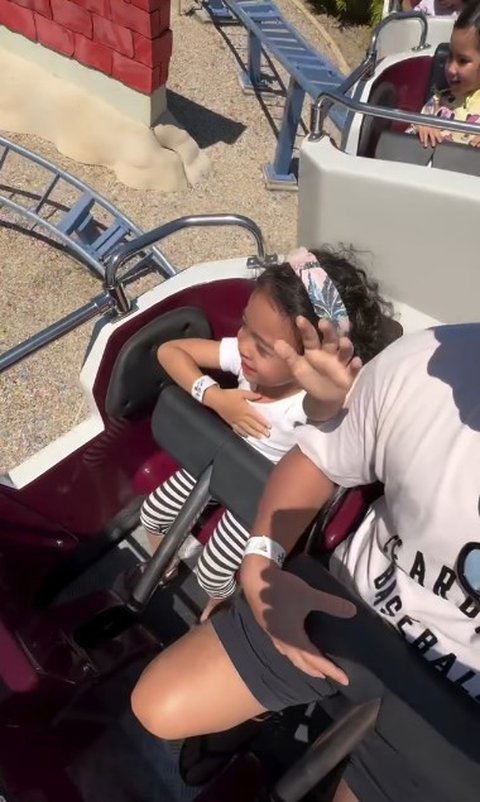 Keberanian Cara Rose Anak Rianti Cartwright Perdana Naik Roller Coaster, Sudah Berani Angkat Kedua Tangan