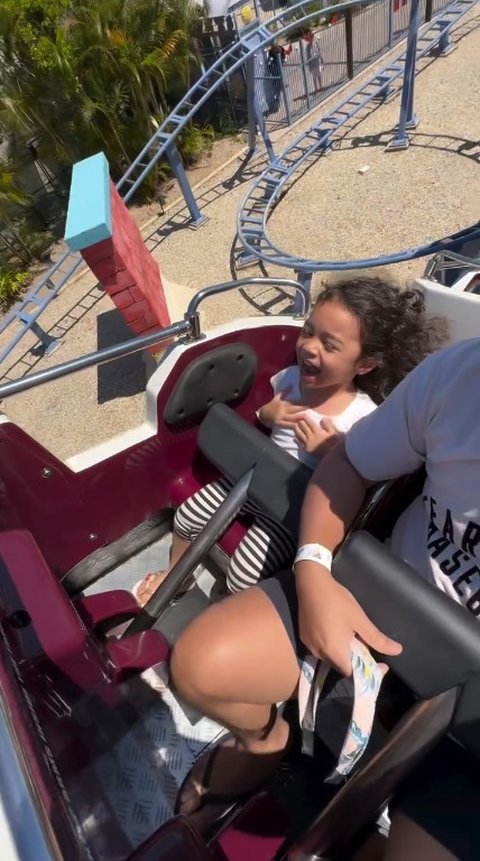 Keberanian Cara Rose Anak Rianti Cartwright Perdana Naik Roller Coaster, Sudah Berani Angkat Kedua Tangan