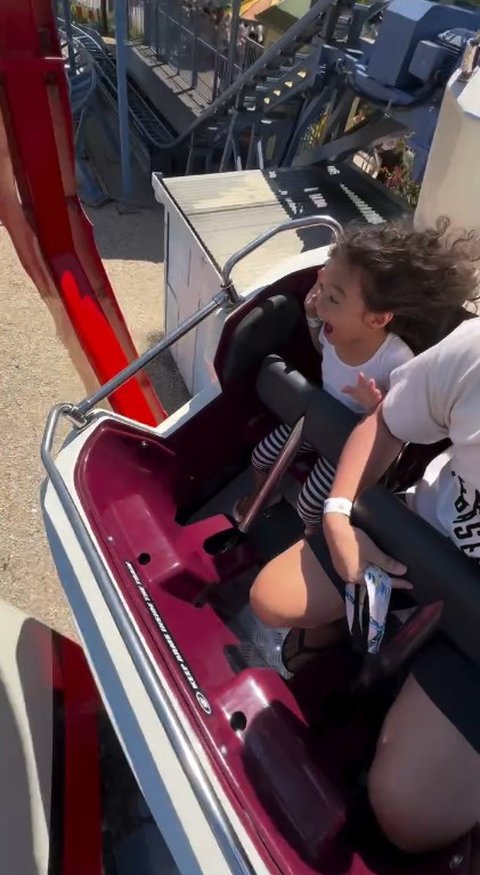 Keberanian Cara Rose Anak Rianti Cartwright Perdana Naik Roller Coaster, Sudah Berani Angkat Kedua Tangan