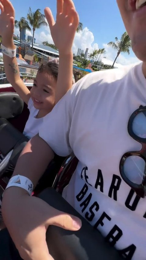 Keberanian Cara Rose Anak Rianti Cartwright Perdana Naik Roller Coaster, Sudah Berani Angkat Kedua Tangan