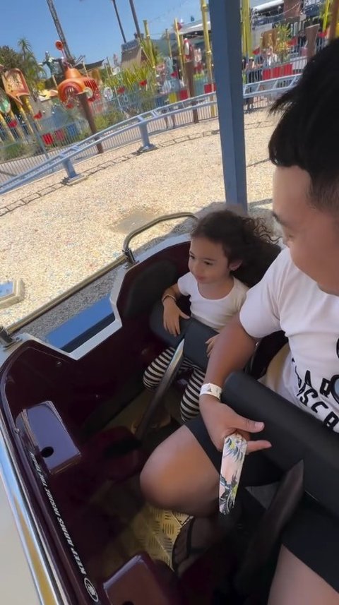 Keberanian Cara Rose Anak Rianti Cartwright Perdana Naik Roller Coaster, Sudah Berani Angkat Kedua Tangan