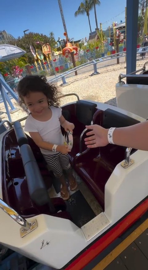 Keberanian Cara Rose Anak Rianti Cartwright Perdana Naik Roller Coaster, Sudah Berani Angkat Kedua Tangan