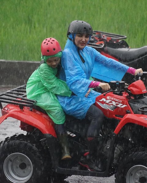 Keluarga Anang Hermansyah Nikmati Momen Seru Liburan di Bali, Rafting hingga Nginap Tenda