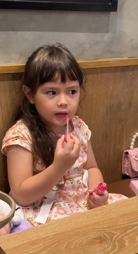 Gemas, Momen Chloe Anak Asmirandah Touch Up Pakai Lipstik Setelah Selesai Makan