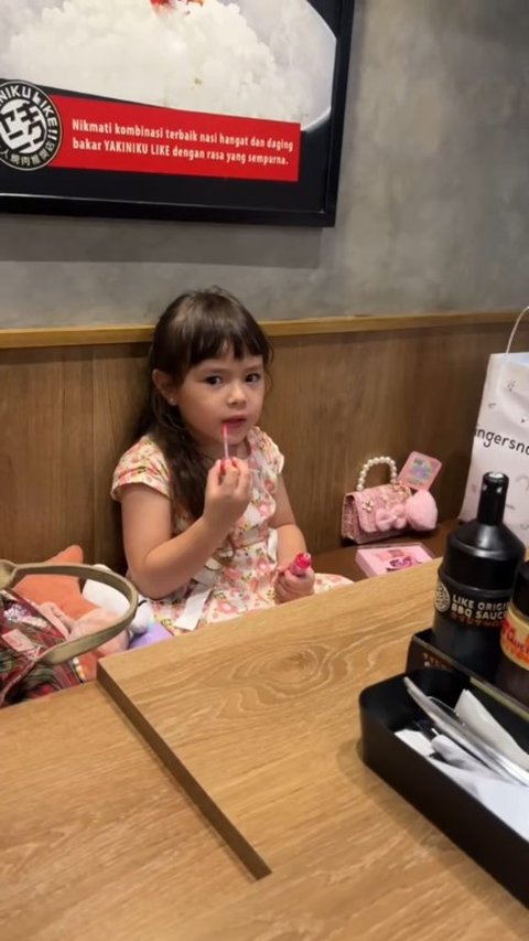 Gemas, Momen Chloe Anak Asmirandah Touch Up Pakai Lipstik Setelah Selesai Makan