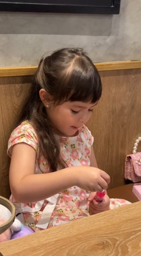 Gemas, Momen Chloe Anak Asmirandah Touch Up Pakai Lipstik Setelah Selesai Makan