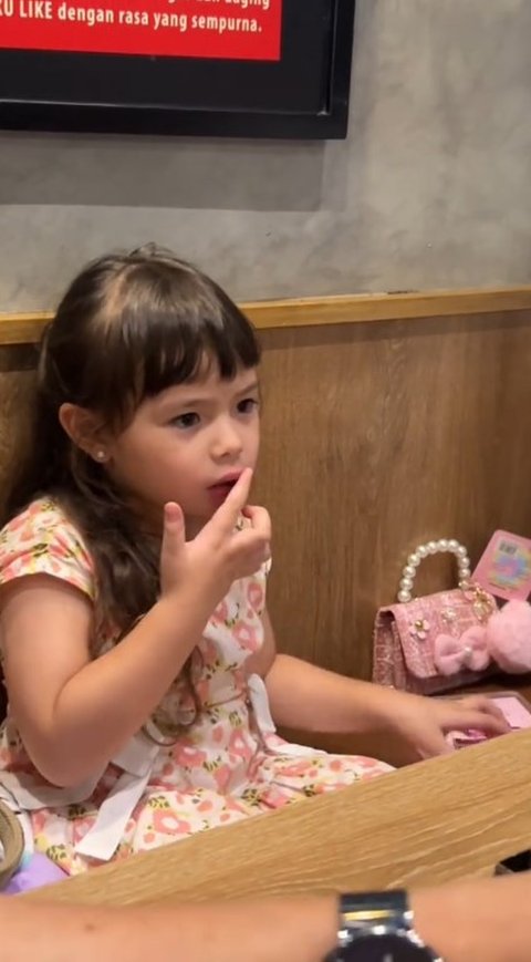 Gemas, Momen Chloe Anak Asmirandah Touch Up Pakai Lipstik Setelah Selesai Makan