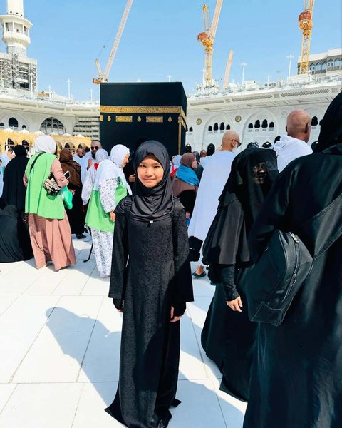 Penampilannya Bikin Adem, Potret Bilqis Anak Ayu Ting Ting Tampil Pangling saat Umrah, Cantik Berhijab Ramai Dipuji