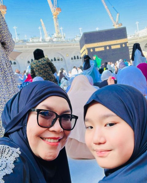 Penampilannya Bikin Adem, Potret Bilqis Anak Ayu Ting Ting Tampil Pangling saat Umrah, Cantik Berhijab Ramai Dipuji