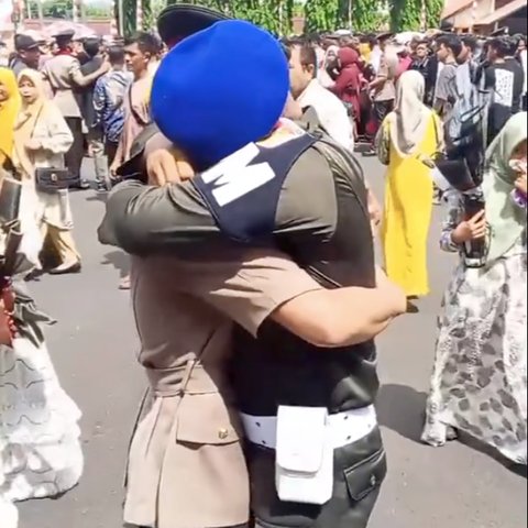 ⁠Momen PM TNI AD Datangi Pelantikan Sang Anak Jadi Polisi, Usai Tampar & Pukul Langsung Menangis Haru