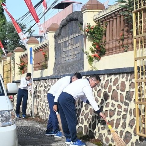 Dipimpin Letkol, Prajurit TNI AL Ramai-Ramai Datangi Gereja dengan 'Bersenjatakan' Sapu