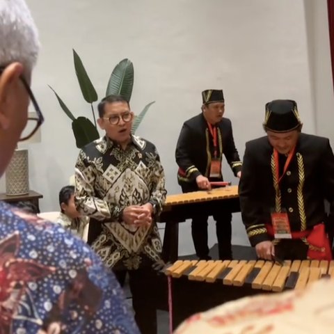 Momen Menteri Nyanyi Diiringi Alat Musik Warisan UNESCO, ‘Dipuji Gak Terbang, Disuruh Nyanyi Gas Bang’