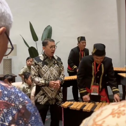 Momen Menteri Nyanyi Diiringi Alat Musik Warisan UNESCO, ‘Dipuji Gak Terbang, Disuruh Nyanyi Gas Bang’