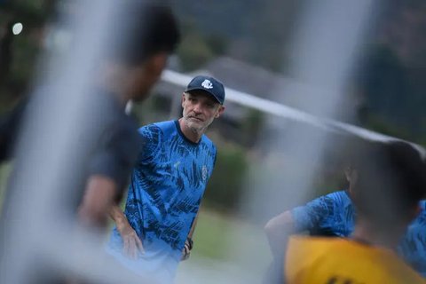 Pelatih Arema Tidak terlihat di Sesi Latihan, Dipecat?