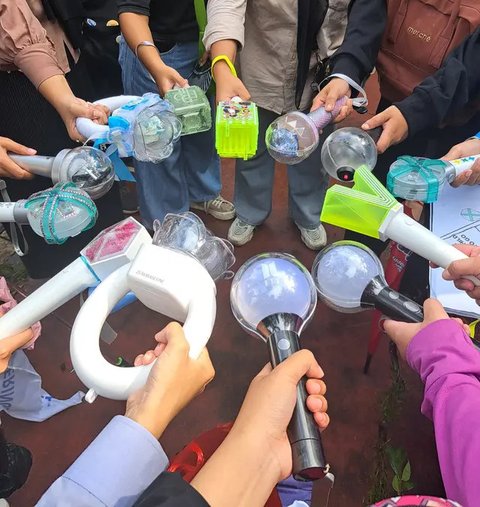 6 Potret K-Popers Indonesia Ikut Demo Tolak Kenaikan PPN 12 Persen, Semua Fandom Bersatu Kompak Bawa Lightstick