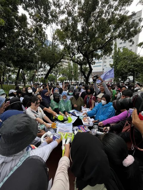 6 Potret K-Popers Indonesia Ikut Demo Tolak Kenaikan PPN 12 Persen, Semua Fandom Bersatu Kompak Bawa Lightstick