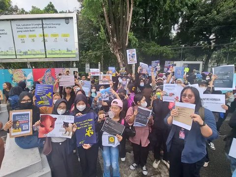 6 Potret K-Popers Indonesia Ikut Demo Tolak Kenaikan PPN 12 Persen, Semua Fandom Bersatu Kompak Bawa Lightstick