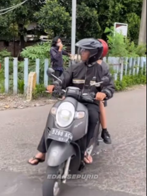 Pemotor Nekat Mau Terobos Perlintasan Padahal Kereta Sudah di Depan Mata, Nyawanya Diselamatkan Petugas Malah Ngamuk