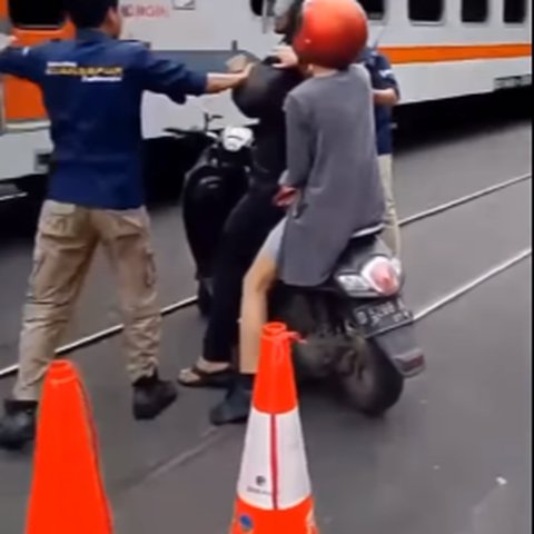 Pemotor Nekat Mau Terobos Perlintasan Padahal Kereta Sudah di Depan Mata, Nyawanya Diselamatkan Petugas Malah Ngamuk