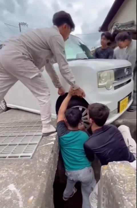 Gerombolan Pria WNI Bantu Angkat Mobil hingga Turun Langsung ke Selokan di Jepang, Aksinya Langsung Disorot