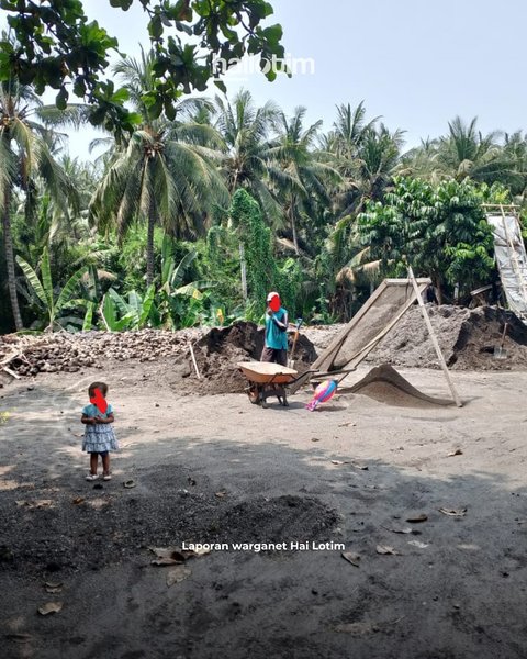 Potret Miris Buruh Pengayak Pasir Bawa Anak Balitanya ke Tempat Kerja, Panas-panasan Sering Tak Dapat Uang