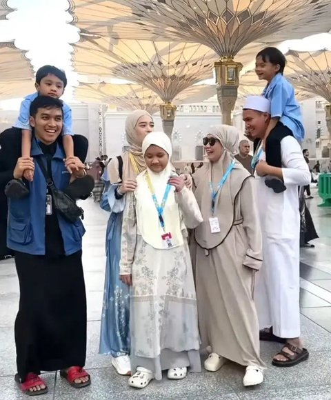 6 Potret Kebersamaan Inara Rusli dan Hendra Zayn saat Umrah Bareng Anak-Anak, Sudah Ta'aruf?