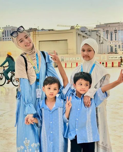 6 Potret Kebersamaan Inara Rusli dan Hendra Zayn saat Umrah Bareng Anak-Anak, Sudah Ta'aruf?