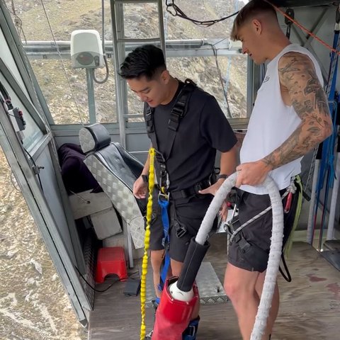 Penampilan Boy William Pacu Adrenalin dengan Bungee Jumping Tertinggi di New Zealand, Ekstrem Banget