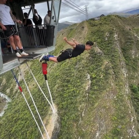 Penampilan Boy William Pacu Adrenalin dengan Bungee Jumping Tertinggi di New Zealand, Ekstrem Banget