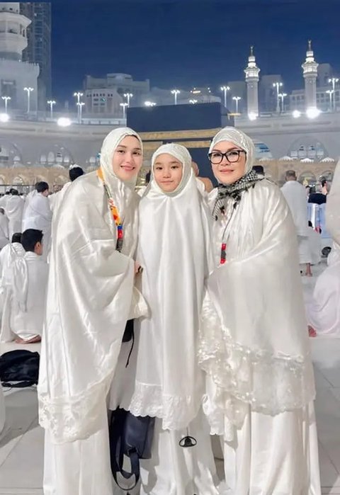 Ternyata Seragam Umrah Ayu Ting Ting dan Keluarga Karya Desainer Ternama di Indonesia