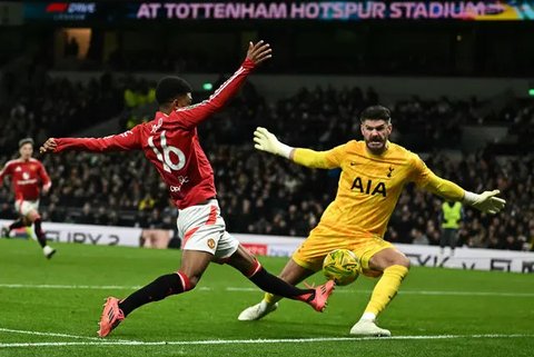 Carabao Cup: Momen Menarik saat MU Kalah dari Tottenham, 2 Kiper Sama-sama Blunder