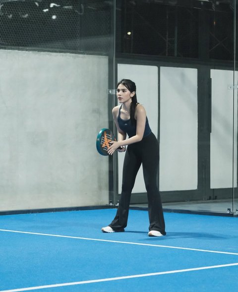 Potret Cantik dan Sporty Davina Karamoy saat Main Padel Tenis, Outfitnya Bikin Gagal Fokus