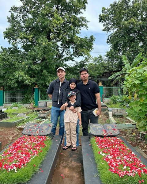 Potret Fuji & Fadly Faisal Ajak Gala Sky Ziarah Kubur ke Makam Orangtua di Hari Ultah Vanessa Angel