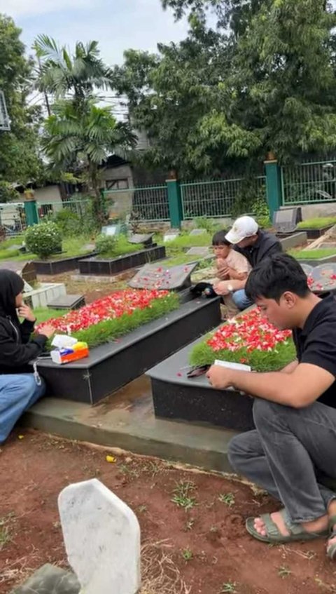 Potret Fuji & Fadly Faisal Ajak Gala Sky Ziarah Kubur ke Makam Orangtua di Hari Ultah Vanessa Angel