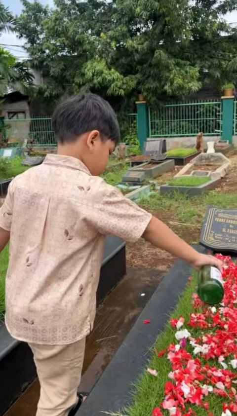 Potret Fuji & Fadly Faisal Ajak Gala Sky Ziarah Kubur ke Makam Orangtua di Hari Ultah Vanessa Angel