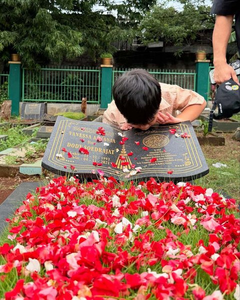 Potret Fuji & Fadly Faisal Ajak Gala Sky Ziarah Kubur ke Makam Orangtua di Hari Ultah Vanessa Angel