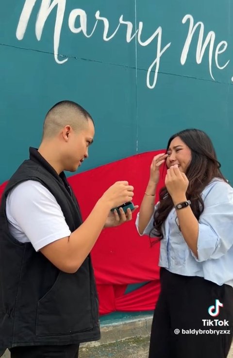 Potret Tiktokers Cellos Botak Lamar Sang Kekasih Usai 7 Tahun Pacaran, Sweet Banget!