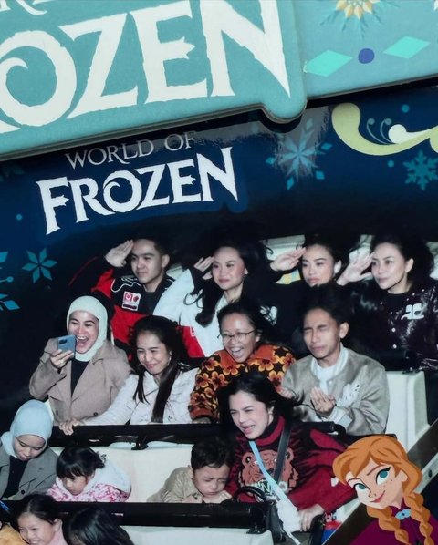 Intip Keseruan Rachel Vennya Liburan Bareng Keluarga di Hong Kong, Seru Naik Roller Coaster di Disneyland