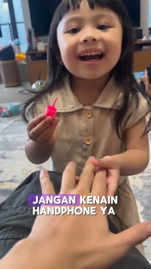 Momen Ameena Kutekin Kuku Atta Halilintar, Cute Pakai Warna Pink