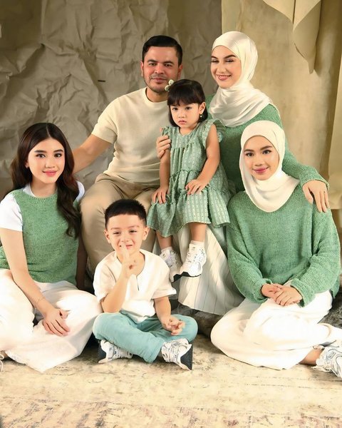 Penuh Kehangatan & Kebahagiaan, Potret Irish Bella dan Haldy Sabri Foto Keluarga Bareng Keempat Anaknya