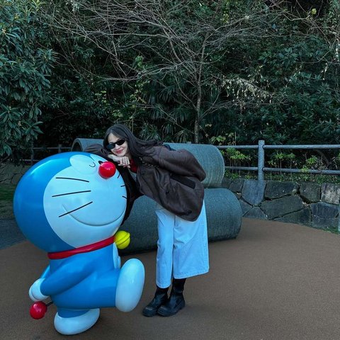 Potret Seru Enzy Storia Liburan Bareng Bestie ke Jepang, Suami Tak Ikut - Bahagia Banget Pose Bareng Patung Doraemon