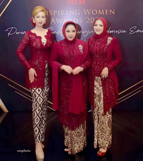 Potret Cantik Heni Tania Istri Kombes Polisi Kenakan Kebaya Warna Merah Maroon, Disebut Bak Barbie Hidup