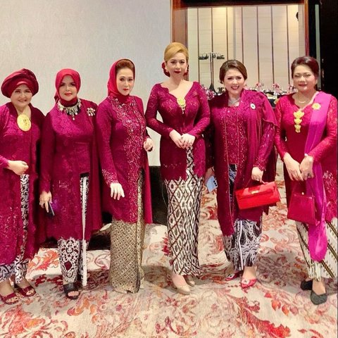 Potret Cantik Heni Tania Istri Kombes Polisi Kenakan Kebaya Warna Merah Maroon, Disebut Bak Barbie Hidup