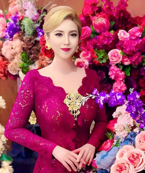 Potret Cantik Heni Tania Istri Kombes Polisi Kenakan Kebaya Warna Merah Maroon, Disebut Bak Barbie Hidup