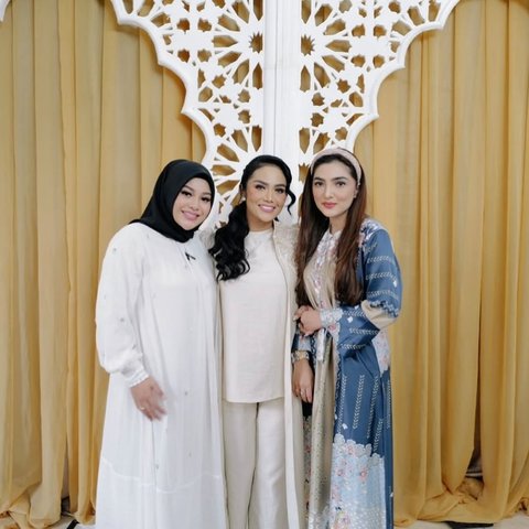 Pesan Haru Menyentuh Hati Aurel Hermansyah untuk Krisdayanti dan Ashanty saat Peringatan Hari Ibu sambil Unggah Foto Lawas