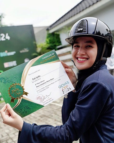 Tetap Cantik dan Anggun Berhijab, 7 Potret Cut Syifa & Reiger Perdana Ikut Kompetisi Berkuda