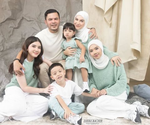 Intip Foto Keluarga Irish Bella dan Haldy Sabri dengan 4 Anak-anaknya, Kompak Pakai Outfit Senada Bergaya Elegan nan Mewah