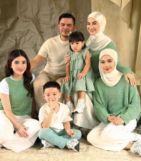 Intip Foto Keluarga Irish Bella dan Haldy Sabri dengan 4 Anak-anaknya, Kompak Pakai Outfit Senada Bergaya Elegan nan Mewah