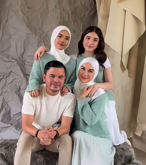 Intip Foto Keluarga Irish Bella dan Haldy Sabri dengan 4 Anak-anaknya, Kompak Pakai Outfit Senada Bergaya Elegan nan Mewah